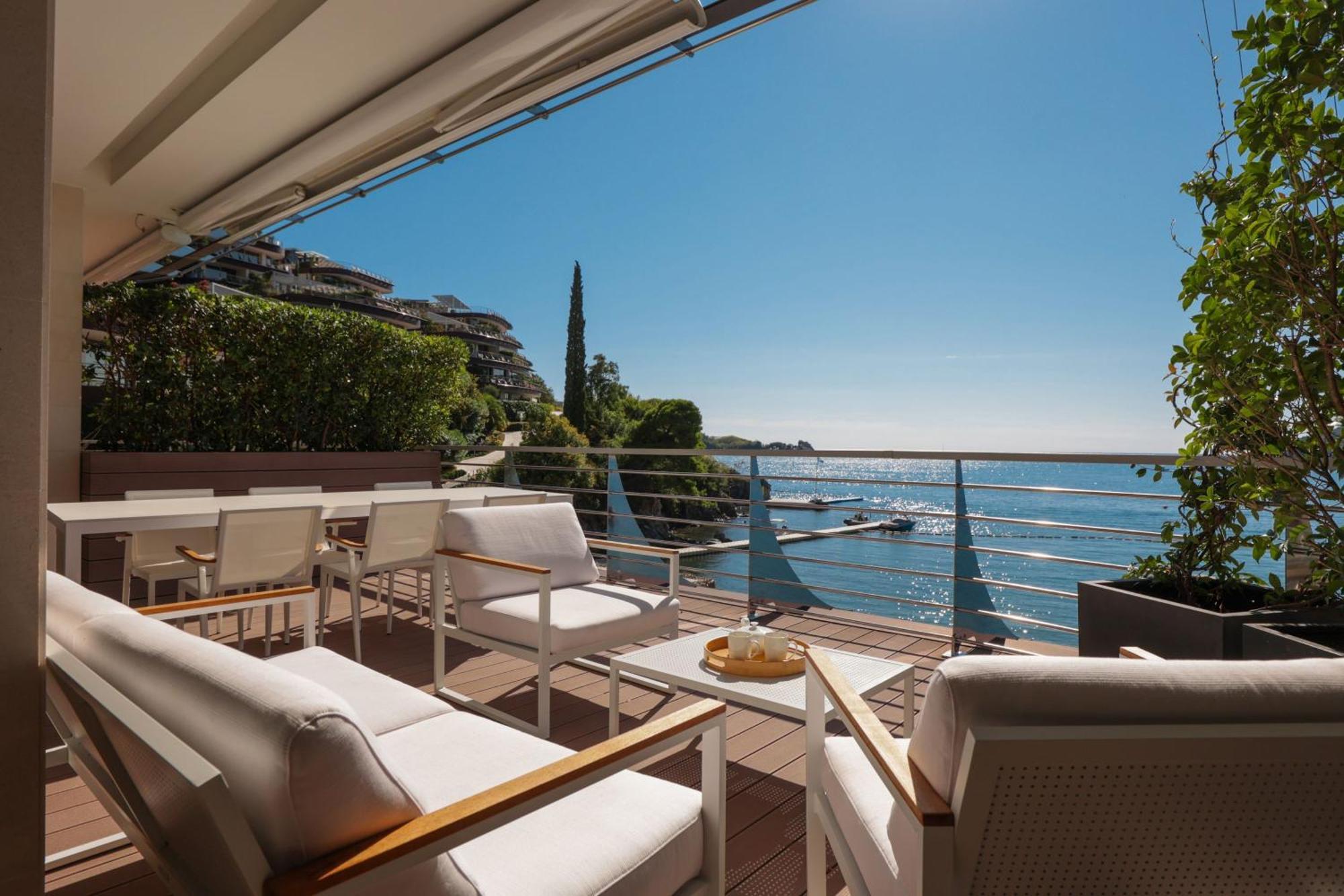 One-Bedroom Apartment with Sea View,1742995436:JPEG